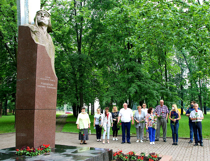 Накануне Дня Независимости Республики Беларусь коллектив государственного предприятия «Белаэронавигация» по традиции возложил цветы к памятнику Героя Советского Союза Тимофея Терентьевича Ромашкина